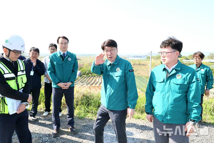 [전주=뉴시스]윤난슬 기자 = 우범기 전주시장이 29일 전미동의 공사 현장과 전주천 유지관리 연결교량 가설 공사 현장 등을 방문해 점검하고 있다.2025.04.29.(사진=전주시 제공)