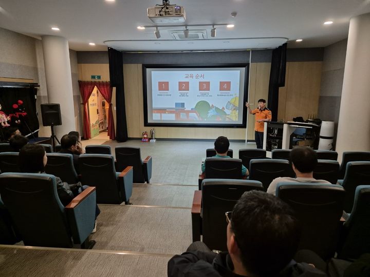 [울산=뉴시스] 구미현 기자 = 울산중부소방서는 29일 봄철 화재예방대책의 일환으로 동천동강병원 등 울산 중구 소재 의료·요양시설 14개소 관계인 20명을 대상으로 소방안전교육을 실시했다. (사진=울산 중부서 제공) 2025.04.29. photo@newsis.com *재판매 및 DB 금지