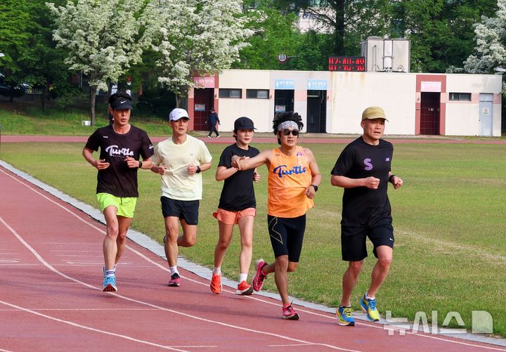 [창원=뉴시스]지난 27일 경남 창원스포츠파크 보조경기장에서 무해런과 창원러닝크루 TRT 회원들이 산불 피해 복구 지원 성금 적립을 위해 기부러닝을 하고 있다.(사진=경남공동모금회 제공)2025.04.29. photo@newsis.com 
