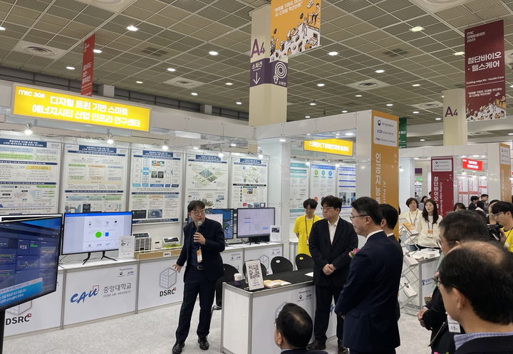 중앙대 고중혁 센터장이 과학기술정보통신부와 정보통신기획평가원 주요 관계자들에게 전시 내용을 소개하고 있다. (사진=중앙대 제공) *재판매 및 DB 금지