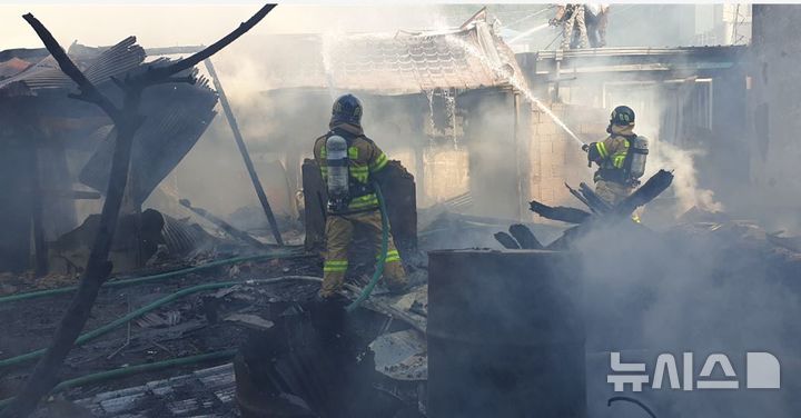 [울진=뉴시스] 안병철 기자 = 29일 오후 2시22분께 경북 울진군 후포면 한 단독주택에서 화재가 발생해 소방당국이 화재를 진압하고 있다.(사진=경북소방본부 제공) 2025.04.29. photo@newsis.com