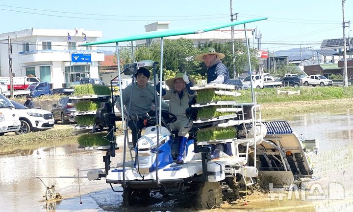 [포항=뉴시스] 송종욱 기자 = 포항시는 29일 북구 신광면 들녘에서 '스마트 모내기 시연회'를 열고 자율 주행 이앙기와 드론 방제 등 최신 농업 기술을 선보였다. 사진은 장상길 부시장과 농업인이 스마트 모내기를 하는 모습. (사진=포항시 제공) 2025.04.29. photo@newsis.com
