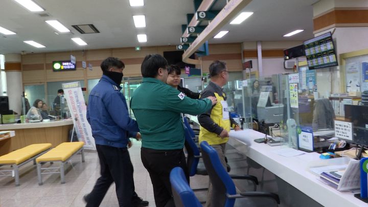 [속초=뉴시스] 속초시가 속초경찰서와 합동으로 민원실 비상상황에 대비한 모의훈련을 실시하고 있다.(사진=속초시 제공)photo@newsis.com *재판매 및 DB 금지