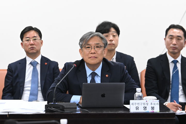 [제주=뉴시스] 유영봉 제주연구원장 후보자가 29일 열린 제주도의회 인사청문회에서 답변하고 있다. (사진=제주도의회 제공) 2025.04.29. photo@newsis.com *재판매 및 DB 금지