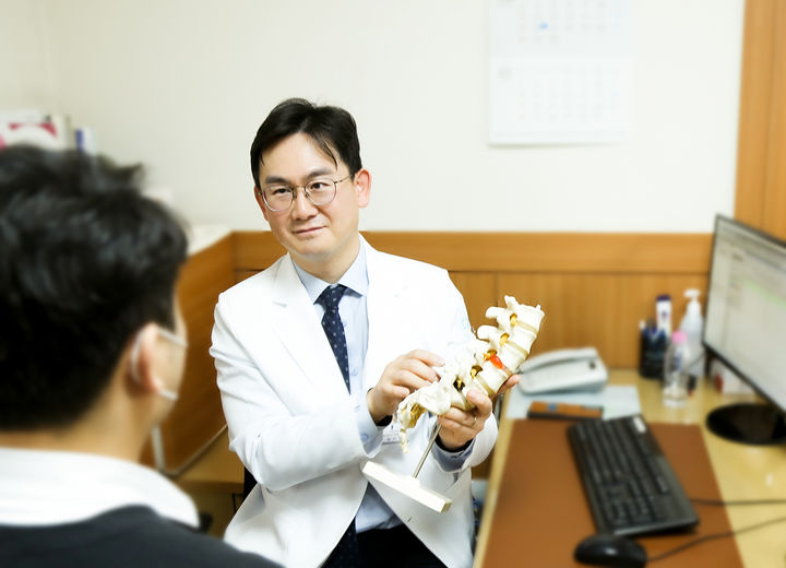 [서울=뉴시스] 29일 의료계에 따르면 경추 척수증은 젓가락질과 단추 채우기, 글쓰기 같은 손놀림이 둔해지며 양쪽 팔다리 힘이 약해진다. 손이나 발이 저리고 감각이 둔해지고, 휘청거리거나 발이 자주 걸리는 증상이 나타난다. (사진=세란병원 제공) 2025.04.29. photo@newsis.com *재판매 및 DB 금지