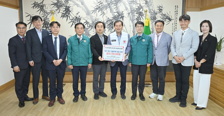 [대구=뉴시스] 대구시의사회는 29일 대구 북구 함지산 산불피해 성금 3370만원을 대구시청 동인청사에 전달했다. (사진=대구시의사회 제공) 2025.04.29. photo@newsis.com *재판매 및 DB 금지