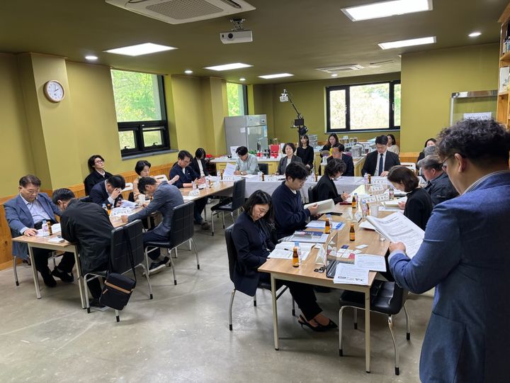 [세종=뉴시스]29일 경기도 용인시 전통주 기업 '술샘'에서 열린 '전통주 농산업체 협의회' 모습. (사진=농촌진흥청 제공) *재판매 및 DB 금지