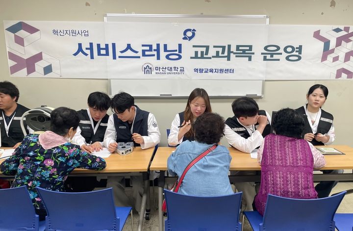 마산대 안경광학과, 지역 복지관 어르신 눈 건강 교육 봉사.(사진=마산대 제공) 2025.04.29. *재판매 및 DB 금지