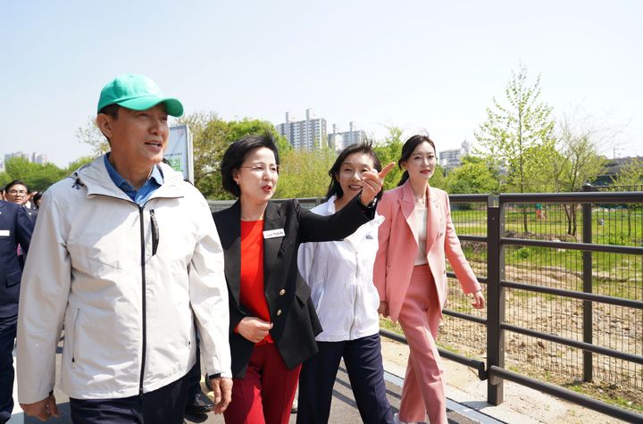 [서울=뉴시스] 암사초록길 개통식에 참석한 오세훈 서울시장과 이수희 강동구청장. 2025.04.29 (사진 제공=강동구청) photo@newsis.com *재판매 및 DB 금지