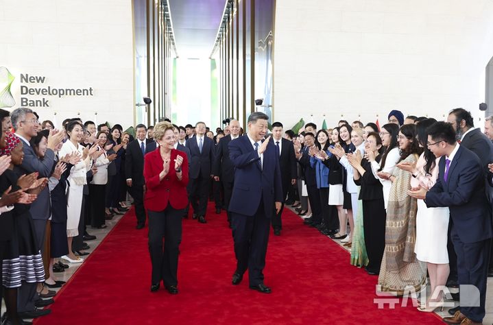 [베이징=뉴시스] 시진핑 중국 국가주석이 29일 오전 상하이의 브릭스(BRICS) 신개발은행을 방문해 신개발은행 총재인 지우마 호세프 전 브라질 대통령과 만났다.(사진=신화사 홈페이지 갈무리) 20205.04.29 photo@newsis.com