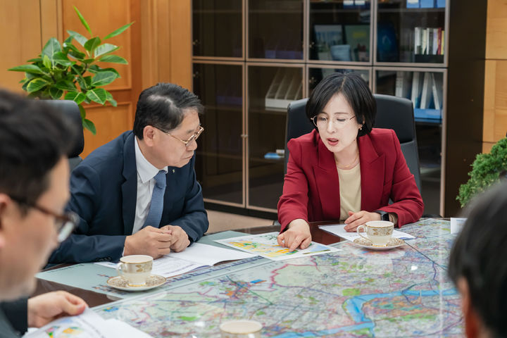 [서울=뉴시스] 이수희 강동구청장(오른쪽)이 황상하 SH 사장(왼쪽)에게 지역현안을 설명하고 있다. 2025.04.29 (사진 제공=강동구청) photo@newsis.com *재판매 및 DB 금지