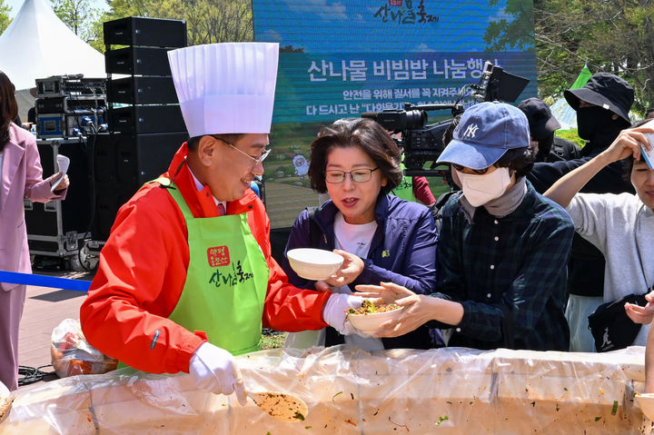 전진선 양평군수가 산나물축제 현장에서 다회용기에 비빔밥을 덜어주고 있다. (사진=양평군 제공) photo@newsis.com *재판매 및 DB 금지
