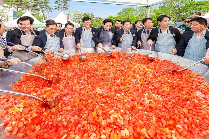 [함안=뉴시스]대형 수박화채.(사진=함안군 제공) 2025.04.29.photo@newsis.com *재판매 및 DB 금지