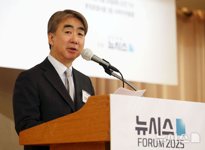 [서울=뉴시스] 홍효식 기자 = 염영남 뉴시스 대표이사 사장이 29일 서울 중구 롯데호텔서울에서 열린 2025 뉴시스 산업 포럼 '한국 기업들, 우크라이나 재건사업 어떻게 진출할까?'에서 인사말을 하고 있다. 2025.04.29. yesphoto@newsis.com
