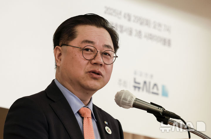 [서울=뉴시스] 정병혁 기자 = 박일준 대한상공회의소 상근부회장이 29일 서울 중구 롯데호텔서울에서 열린 2025 뉴시스 산업 포럼 '한국 기업들, 우크라이나 재건사업 어떻게 진출할까?'에서 축사를 하고 있다. 2025.04.29. jhope@newsis.com