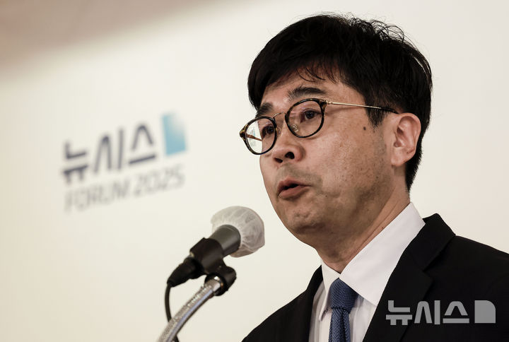 [서울=뉴시스] 정병혁 기자 = 강기웅 아이톡시 부사장이 29일 서울 중구 롯데호텔서울에서 열린 2025 뉴시스 산업 포럼 '한국 기업들, 우크라이나 재건사업 어떻게 진출할까?'에서 강연을 하고 있다. 2025.04.29. jhope@newsis.com