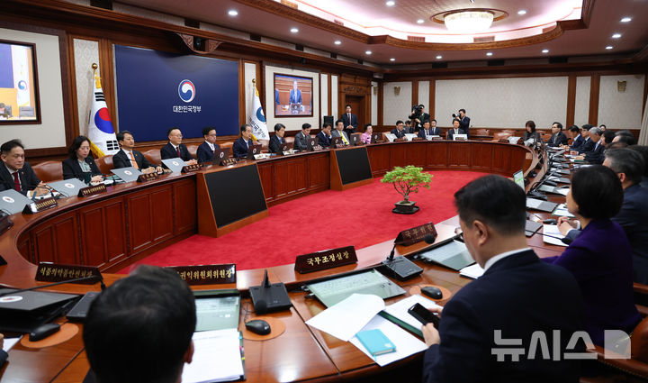 [서울=뉴시스] 최진석 기자 = 한덕수 대통령 권한대행 국무총리가 29일 정부서울청사에서 열린 국무회의를 주재하고 있다. 2025.04.29. myjs@newsis.com
