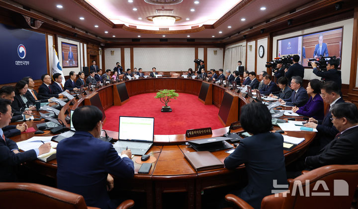 [서울=뉴시스] 최진석 기자 = 한덕수 대통령 권한대행 국무총리가 29일 정부서울청사에서 열린 국무회의를 주재하고 있다. 2025.04.29. myjs@newsis.com