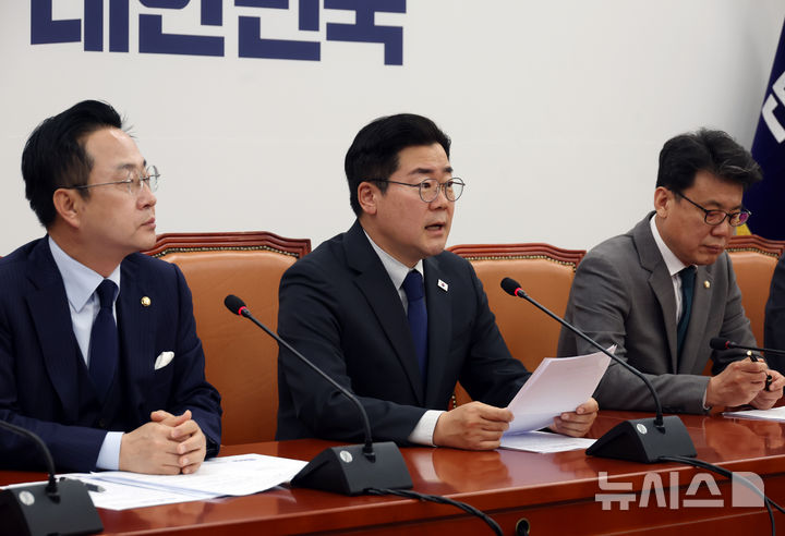 [서울=뉴시스] 고승민 기자 = 박찬대 더불어민주당 대표 직무대행 겸 원내대표가 29일 서울 여의도 국회에서 열린 원내대책회의에서 발언하고 있다. 2025.04.29. kkssmm99@newsis.com