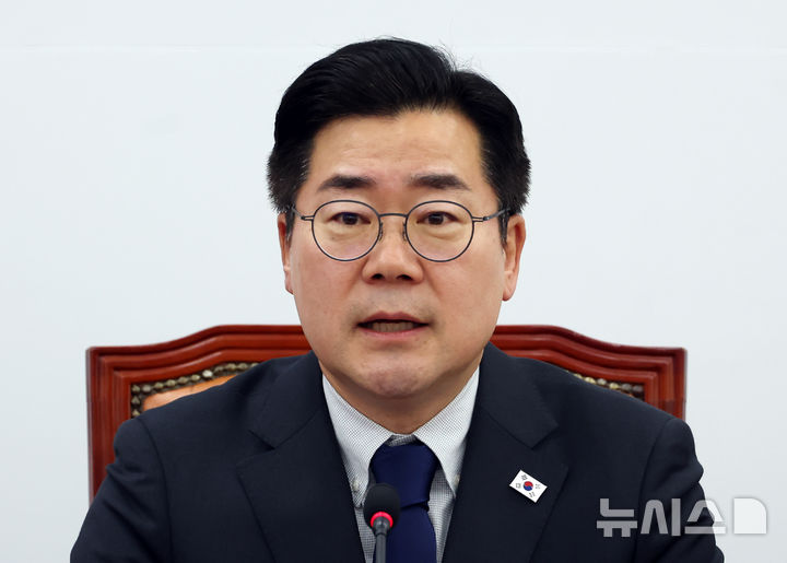 [서울=뉴시스] 고승민 기자 = 박찬대 더불어민주당 대표 직무대행 겸 원내대표가 29일 서울 여의도 국회에서 열린 원내대책회의에서 발언하고 있다. 2025.04.29. kkssmm99@newsis.com