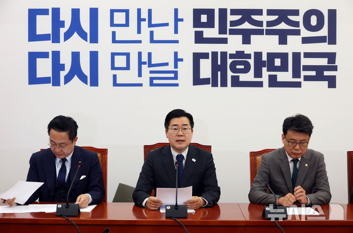 [서울=뉴시스] 고승민 기자 = 박찬대 더불어민주당 대표 직무대행 겸 원내대표가 29일 서울 여의도 국회에서 열린 원내대책회의에서 발언하고 있다. 2025.04.29. kkssmm99@newsis.com