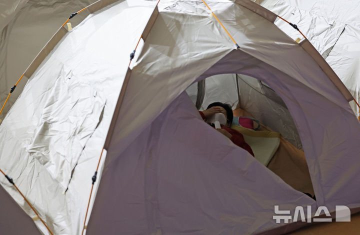 [대구=뉴시스] 이무열 기자 = 대구 북구 산불 발생 이틀째인 29일 대구 북구 팔달초등학교에 설치된 대피소에서 한 어르신이 휴식을 취하고 있다. 2025.04.29. lmy@newsis.com