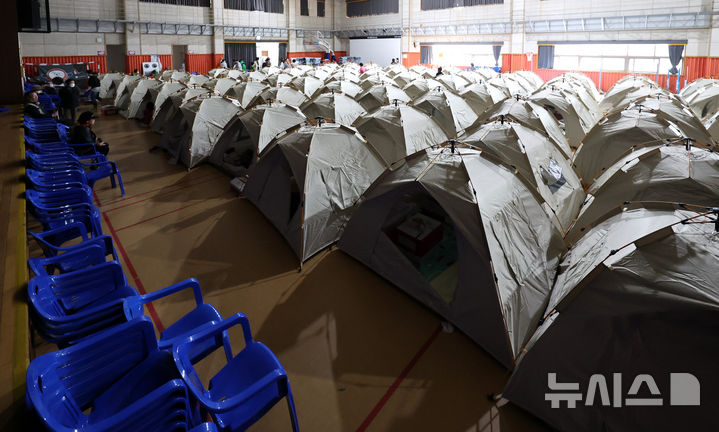 [대구=뉴시스] 이무열 기자 = 대구 북구 산불 발생 이틀째인 29일 대구 북구 팔달초등학교에 설치된 대피소에서 이재민들이 휴식을 취하고 있다. 2025.04.29. lmy@newsis.com