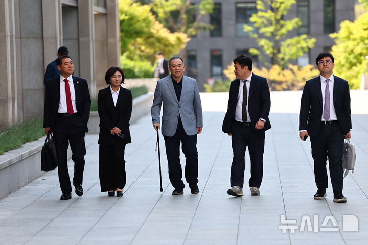 [서울=뉴시스] 김근수 기자 = 윤석열 전 대통령 부부의 공천 개입 의혹을 받는 명태균 씨가 29일 서울 서초구 서울고등검찰청으로 조사를 받기 위해 출석하고 있다. 2025.04.29. ks@newsis.com