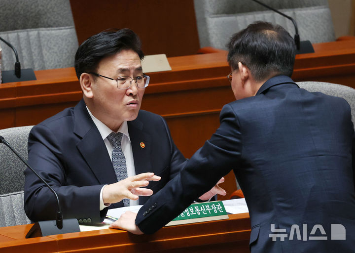 [서울=뉴시스] 조성우 기자 = 유상임(왼쪽) 과학기술정보통신부 장관이 29일 오전 서울 여의도 국회에서 열린 예산결산특별위원회 전체회의에서 허영 더불어민주당 간사와 대화하고 있다. 2025.04.29. xconfind@newsis.com