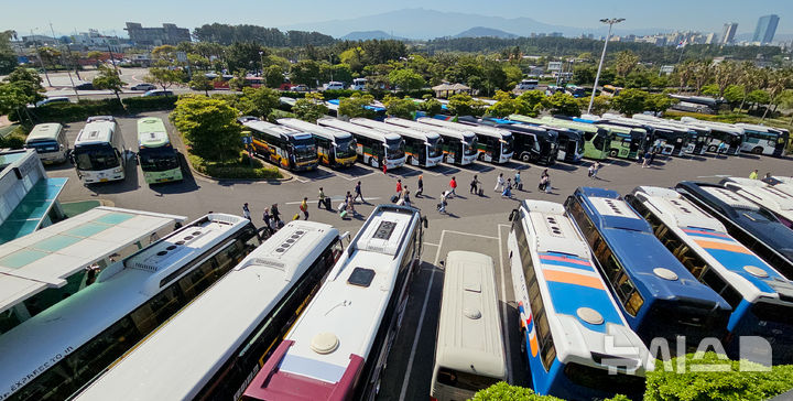 [제주=뉴시스] 우장호 기자 = 맑은 날씨를 보인 29일 오전 제주국제공항 버스 전용 주차장에 수학여행단 학생들을 기다리는 전세버스가 빼곡히 주차돼 있다. 2025.04.29. woo1223@newsis.com