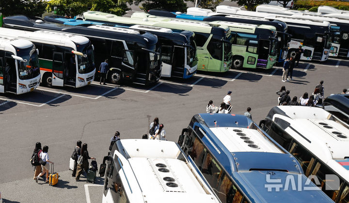 [제주=뉴시스] 우장호 기자 = 맑은 날씨를 보인 지난해 4월 29일 오전 제주국제공항 버스 전용 주차장에 수학여행단 학생들을 기다리는 전세버스가 빼곡히 주차돼 있다. 2025.04.29. woo1223@newsis.com