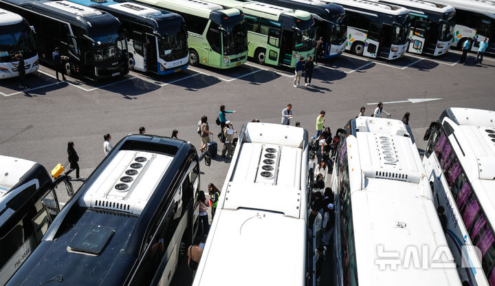 [제주=뉴시스] 우장호 기자 = 맑은 날씨를 보인 29일 오전 제주국제공항 버스 전용 주차장에 수학여행단 학생들을 기다리는 전세버스가 빼곡히 주차돼 있다. 2025.04.29. woo1223@newsis.com