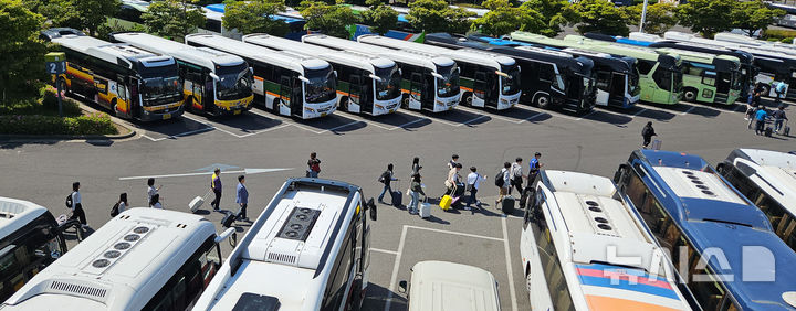 [제주=뉴시스] 우장호 기자 = 맑은 날씨를 보인 29일 오전 제주국제공항 버스 전용 주차장에 수학여행단 학생들을 기다리는 전세버스가 빼곡히 주차돼 있다. 2025.04.29. woo1223@newsis.com