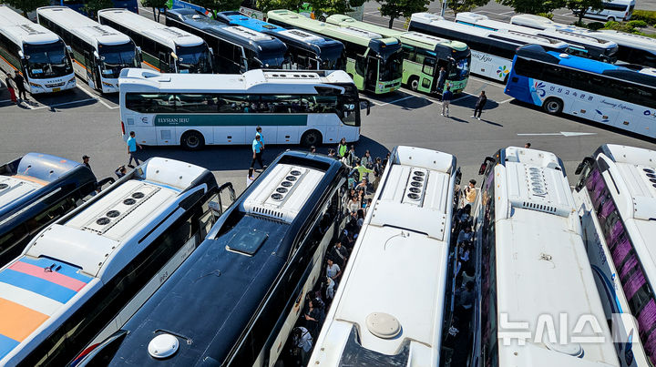 [제주=뉴시스] 우장호 기자 = 맑은 날씨를 보인 지난해 4월 29일 오전 제주국제공항 버스 전용 주차장에 수학여행단 학생들을 기다리는 전세버스가 빼곡히 주차돼 있다. 2025.04.29. woo1223@newsis.com
