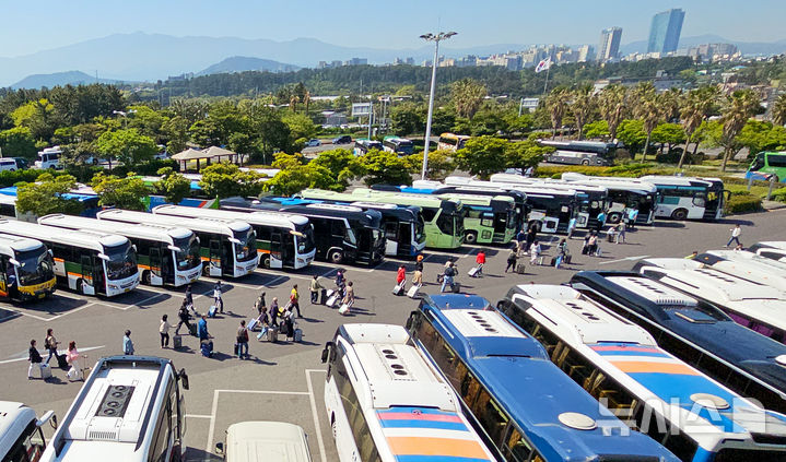 [제주=뉴시스] 우장호 기자 = 맑은 날씨를 보인 29일 오전 제주국제공항 버스 전용 주차장에 수학여행단 학생들을 기다리는 전세버스가 빼곡히 주차돼 있다. 2025.04.29. woo1223@newsis.com