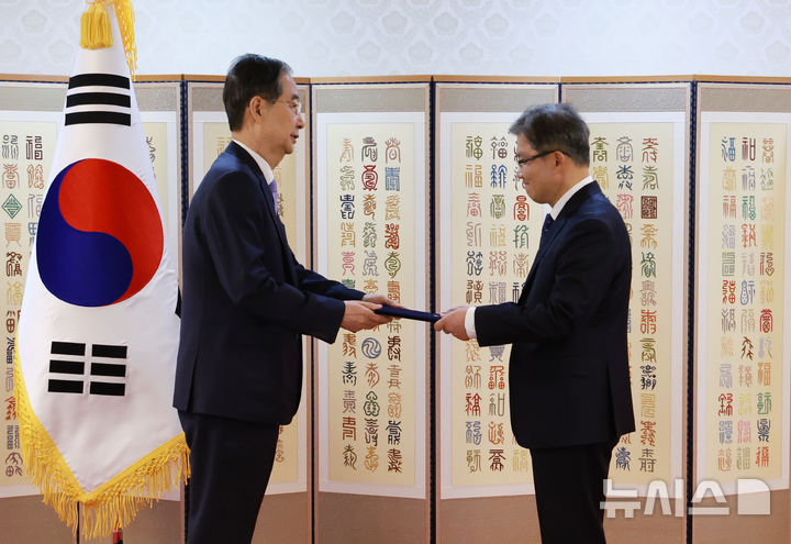 [서울=뉴시스] 최진석 기자 = 한덕수 대통령 권한대행 국무총리가 29일 정부서울청사에서 열린 재외공관장 신임장 수여식에서 강금구 주아제르바이잔대사에게 신임장을 수여하고 있다. (대통령실통신사진기자단) 2025.04.29. myjs@newsis.com