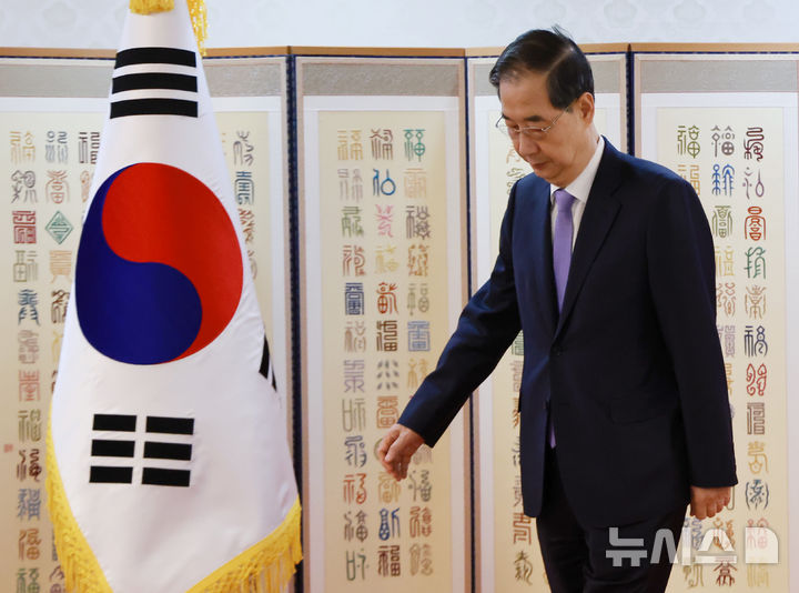 [서울=뉴시스] 최진석 기자 = 한덕수 대통령 권한대행 국무총리가 29일 정부서울청사에서 열린 재외공관장 신임장 수여식에 입장하고 있다. (대통령실통신사진기자단) 2025.04.29. myjs@newsis.com