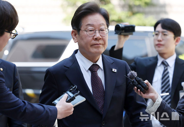 [서울=뉴시스] 추상철 기자 = 이재명 더불어민주당 제21대 대통령 선거 후보가 29일 오전 서울 서초구 서울중앙지방법원에서 '대장동 배임 및 성남FC 뇌물 의혹' 혐의와 관련 공판에 출석하고 있다. 2025.04.29. scchoo@newsis.com