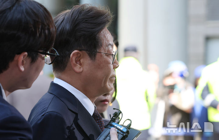 [서울=뉴시스] 추상철 기자 = 이재명 더불어민주당 제21대 대통령 선거 후보가 29일 오전 서울 서초구 서울중앙지방법원에서 '대장동 배임 및 성남FC 뇌물 의혹' 혐의와 관련 공판에 출석하고 있다. 2025.04.29. scchoo@newsis.com
