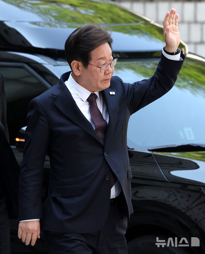 [서울=뉴시스] 추상철 기자 = 이재명 더불어민주당 제21대 대통령 선거 후보가 29일 오전 서울 서초구 서울중앙지방법원에서 '대장동 배임 및 성남FC 뇌물 의혹' 혐의와 관련 공판에 출석하며 지지자를 향해 손을 흔들고 있다. 2025.04.29. scchoo@newsis.com