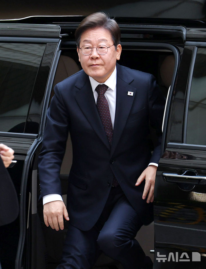 [서울=뉴시스] 추상철 기자 = 이재명 더불어민주당 제21대 대통령 선거 후보가 29일 오전 서울 서초구 서울중앙지방법원에서 '대장동 배임 및 성남FC 뇌물 의혹' 혐의와 관련 공판에 출석하고 있다. 2025.04.29. scchoo@newsis.com