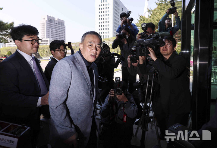 [서울=뉴시스] 김근수 기자 = 윤석열 전 대통령 부부의 공천 개입 의혹을 받는 명태균 씨가 29일 서울 서초구 서울고등검찰청으로 조사를 받기 위해 출석하고 있다. 2025.04.29. ks@newsis.com
