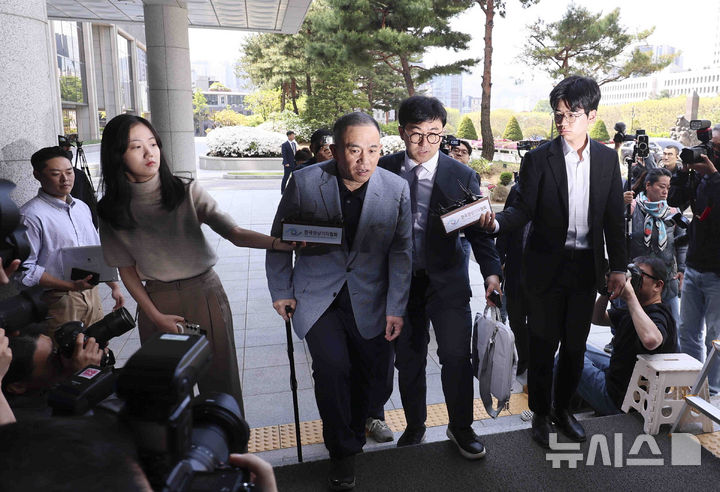[서울=뉴시스] 김근수 기자 = 윤석열 전 대통령 부부의 공천 개입 의혹을 받는 명태균 씨가 29일 서울 서초구 서울고등검찰청으로 조사를 받기 위해 출석하고 있다. 2025.04.29. ks@newsis.com