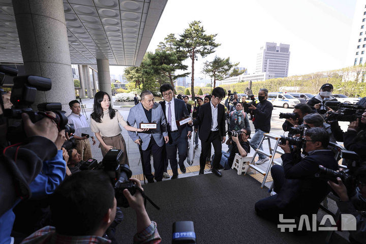[서울=뉴시스] 김근수 기자 = 윤석열 전 대통령 부부의 공천 개입 의혹을 받는 명태균 씨가 29일 서울 서초구 서울고등검찰청으로 조사를 받기 위해 출석하고 있다. 2025.04.29. ks@newsis.com