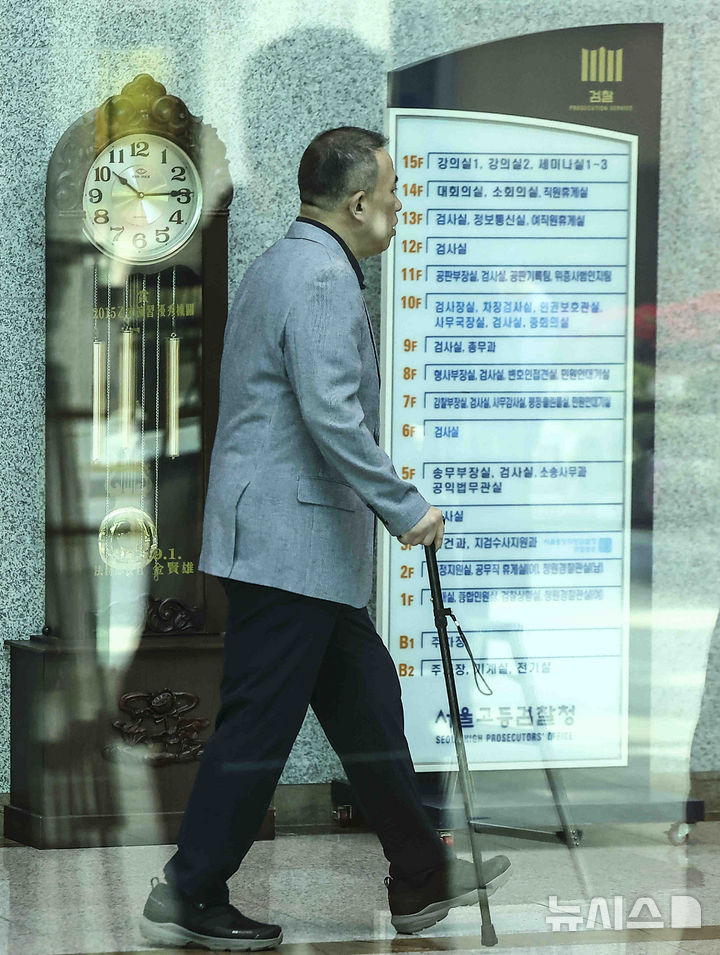 [서울=뉴시스] 김근수 기자 = 윤석열 전 대통령 부부의 공천 개입 의혹을 받는 명태균 씨가 29일 서울 서초구 서울고등검찰청으로 조사를 받기 위해 출석하고 있다. 2025.04.29. ks@newsis.com