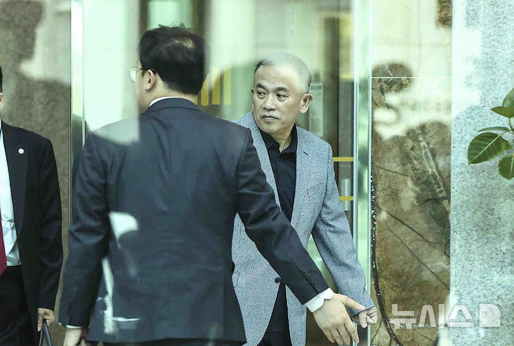 [서울=뉴시스] 김근수 기자 = 윤석열 전 대통령 부부의 공천 개입 의혹을 받는 명태균 씨가 29일 서울 서초구 서울고등검찰청으로 조사를 받기 위해 출석하고 있다. 2025.04.29. ks@newsis.com