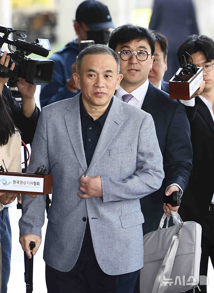 [서울=뉴시스] 김근수 기자 = 윤석열 전 대통령 부부의 공천 개입 의혹을 받는 명태균 씨가 29일 서울 서초구 서울고등검찰청으로 조사를 받기 위해 출석하고 있다. 2025.04.29. ks@newsis.com