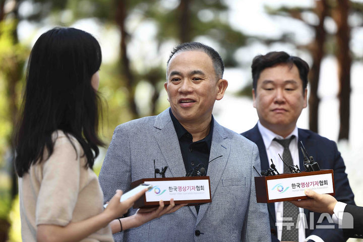 [서울=뉴시스] 김근수 기자 = 윤석열 전 대통령 부부의 공천 개입 의혹을 받는 명태균 씨가 29일 서울 서초구 서울고등검찰청으로 조사를 받기 위해 출석하고 있다. 2025.04.29. ks@newsis.com