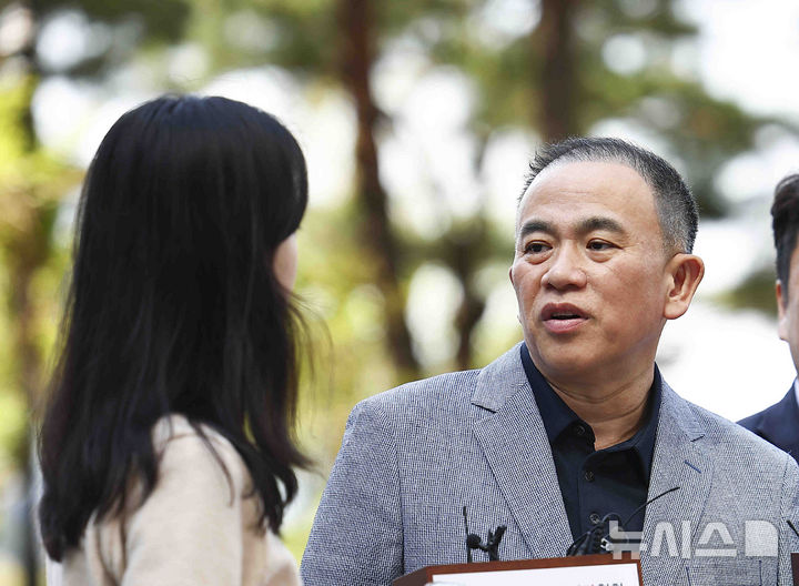 [서울=뉴시스] 김근수 기자 = 윤석열 전 대통령 부부의 공천 개입 의혹을 받는 명태균 씨가 29일 서울 서초구 서울고등검찰청으로 조사를 받기 위해 출석하고 있다. 2025.04.29. ks@newsis.com