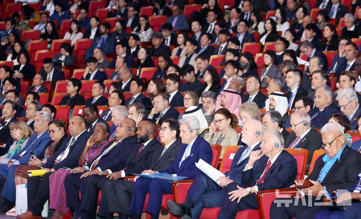 [부산=뉴시스] 하경민 기자 = 제10차 아워 오션 콘퍼런스(OOC) 개회식이 열린 29일 부산 해운대구 벡스코 오디토리움에서 세계 각국의 참가자들이 행사를 지켜보고 있다. 오는 30일까지 열리는 이번 콘퍼런스에는 강도형 해양수산부 장관과 박형준 부산시장, 존 케리 전 미 국무장관, 피터 톰슨 유엔(UN)해양특사, 코스타리카·그리스·가나·아랍에미리트(UAE) 등 43개국 장·차관 등 2000여 명이 참가했다. 2025.04.29. yulnetphoto@newsis.com